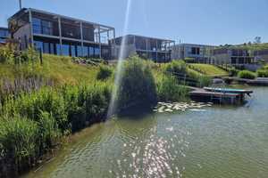 EXKLUSIV! SEEZUGANG: EINFAMILIENHAUS ZUR MIETE IM FERIENHAUSGEBIET SONNENPARK AM SEE – Am Sonnenpark 28, 88487 Biberach (Kreis) – Vorschaubild 2