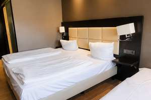 Hotel-Atmosphäre: vollausgestattetes möbliertes ehemaliges Hotelzimmer in Karlsruhe zu vermieten. – Kriegstr. 51, 76133 Innenstadt-West, Karlsruhe – Vorschaubild 3