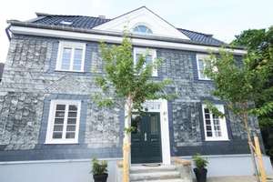 Kernsaniertes Herrenhaus mit traumhaftem Garten in bester Lage von Köln-Dünnwald