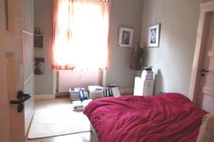 *SCHICKE AB WOHNUNG MIT EBK UND DIELENBODEN*