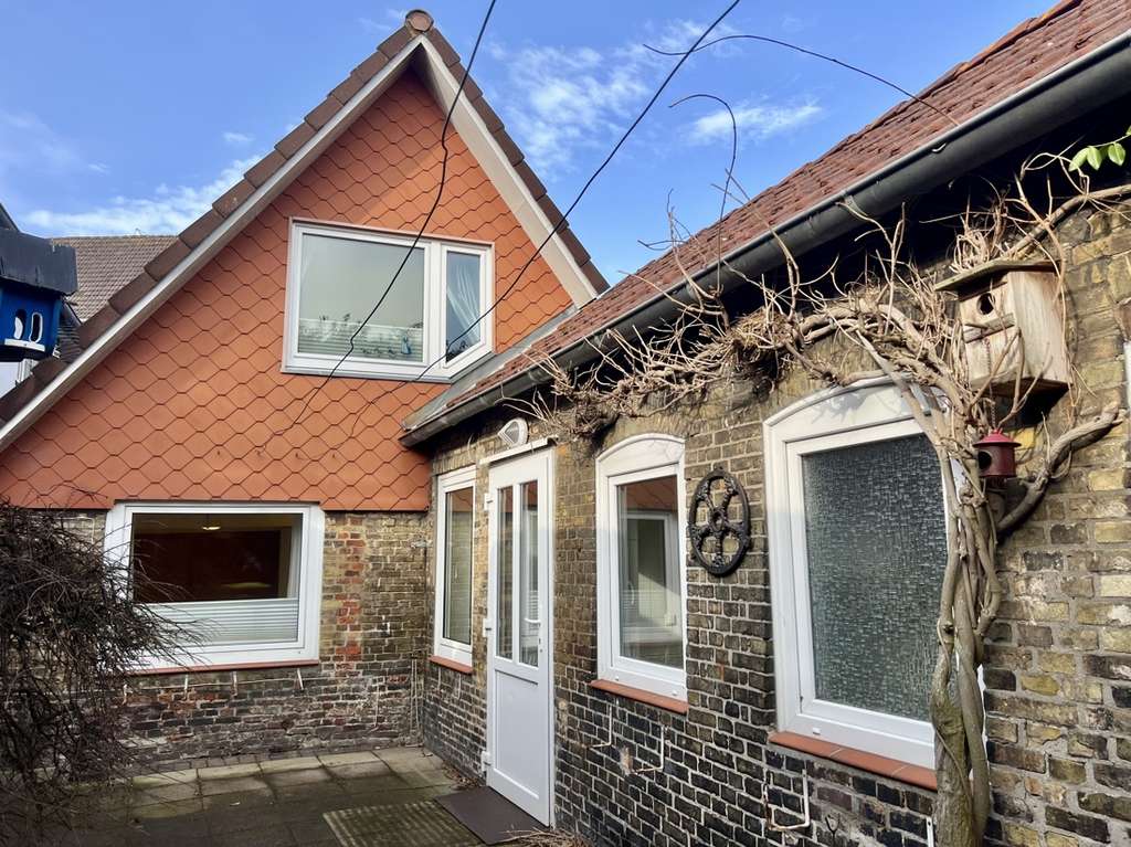 Immobilie in Heide - Historisches Wohnhaus mit separatem Zugang und Gestaltungsspielraum für individuelle Wohnkonzepte - Bild 0