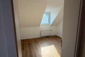 Wohnliche Dachgeschosswohnung nach Sanierung ab sofort verfügbar!