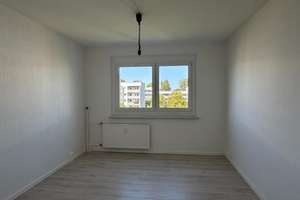 Ideal für Singles oder Pärchen - In Sanierung mit Balkon und Wannenbad! – Naumburger Ring 32, 12627 Hellersdorf, Berlin – Vorschaubild 3