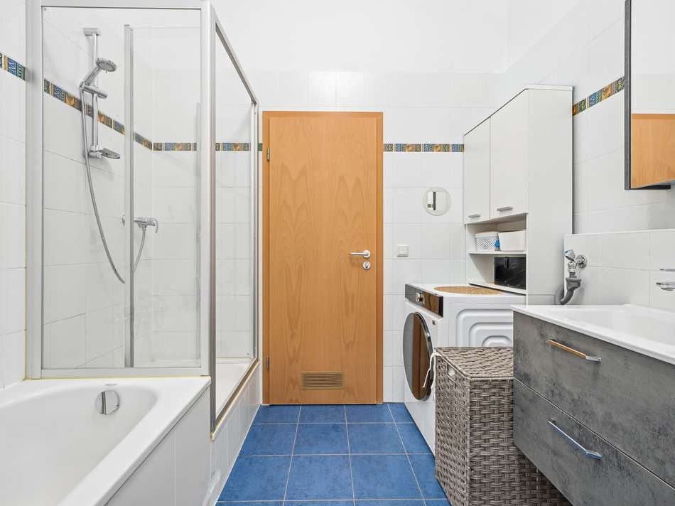 Badezimmer mit Dusche und Wann
