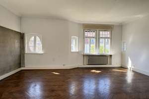 Große 4-Zimmer-Altbauwohnung – Wohnen mit Charakter und Licht