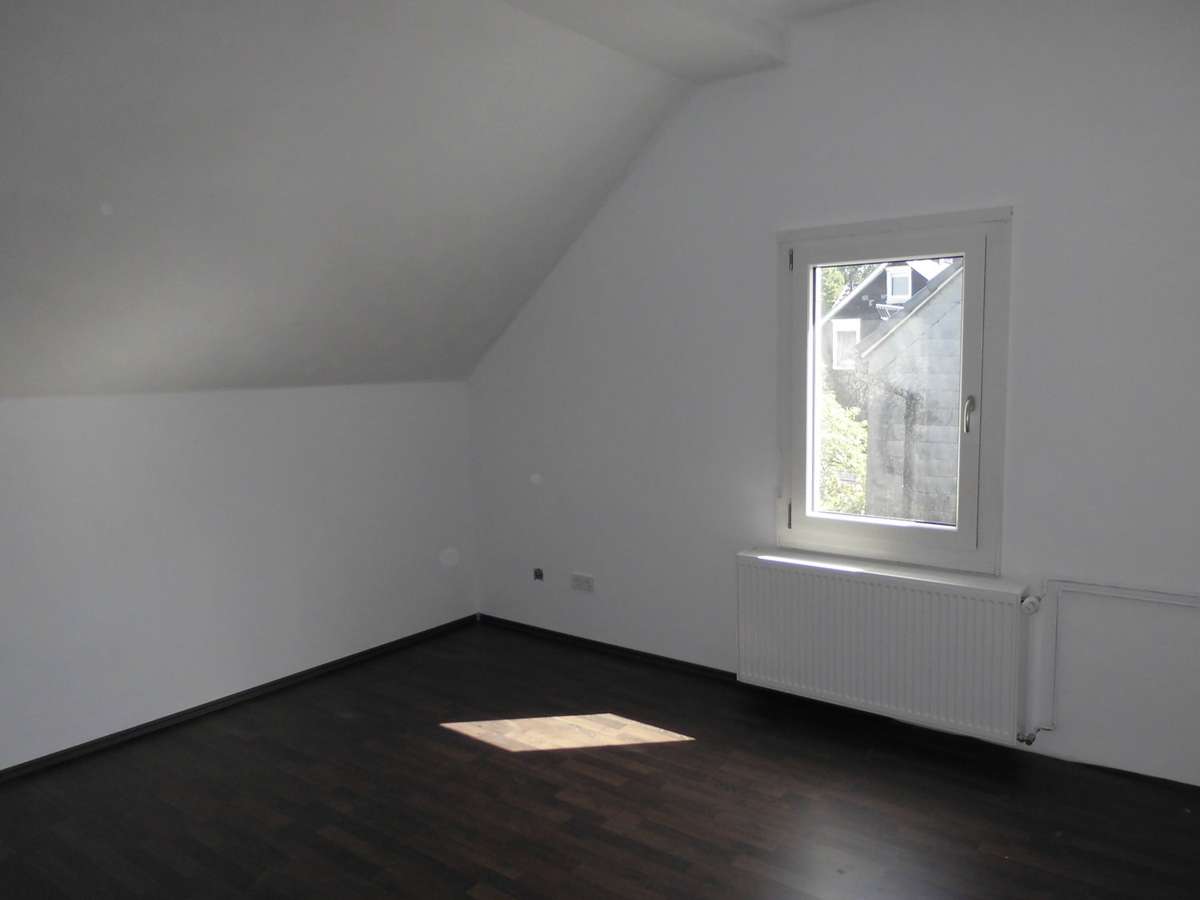 WIE NEUBAU: Frisch sanierte, moderne 3-ZKB mit Luxusbad + Gartennutzung