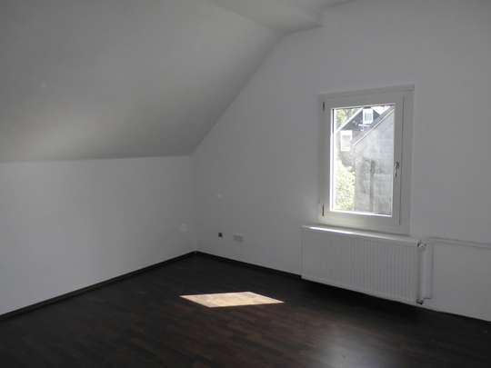 WIE NEUBAU: Frisch sanierte, moderne 3-ZKB mit Luxusbad + Gartennutzung