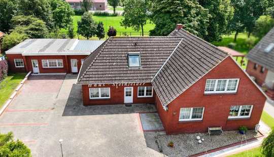 Bild von Ortskern Ditzum: Wohnhaus mit 4 Wohneinheiten und weitläufigem Garten