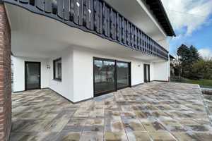 Großzügige EG-Wohnung mit großer Terrasse, Garten und Garage