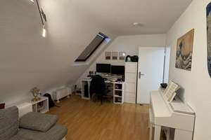 Von Privat: 2-Zimmer-Wohnung DG mit EBK und Stellplatz in Wiesbaden-Bierstadt