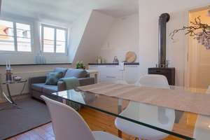 Liebevolle Dachgeschossatmosphäre mit Wohnküche und Kaminofen – Hiltenspergerstr. 19, 80796 Neuschwabing, München – Vorschaubild 3