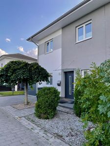 Moderne Doppelhaushälfte mit hochwertiger Ausstattung und traumhaftem Garten