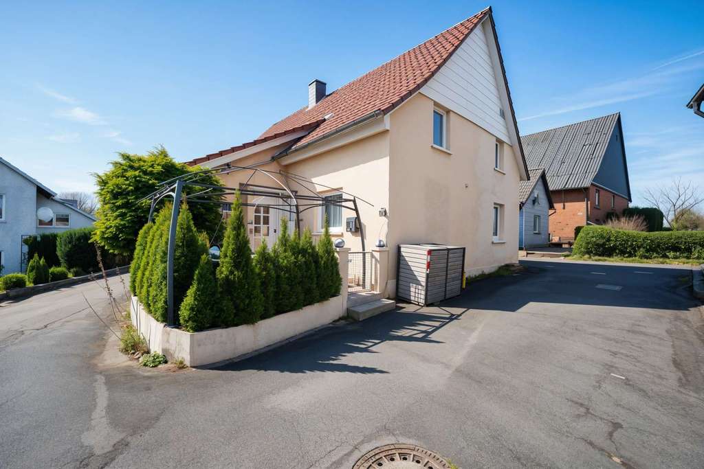 Immobilie in Bad Pyrmont - Gepflegtes Einfamilienhaus in Bad Pyrmont/ Eichenborn – energieeffizient mit PV & neuem Dach! - Bild 1