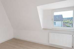 Frisch renovierte 2-Zi.-DG-Whg. mit neuem Laminatboden – Gudrunstr. 15, 42277 Oberbarmen, Wuppertal – Vorschaubild 4
