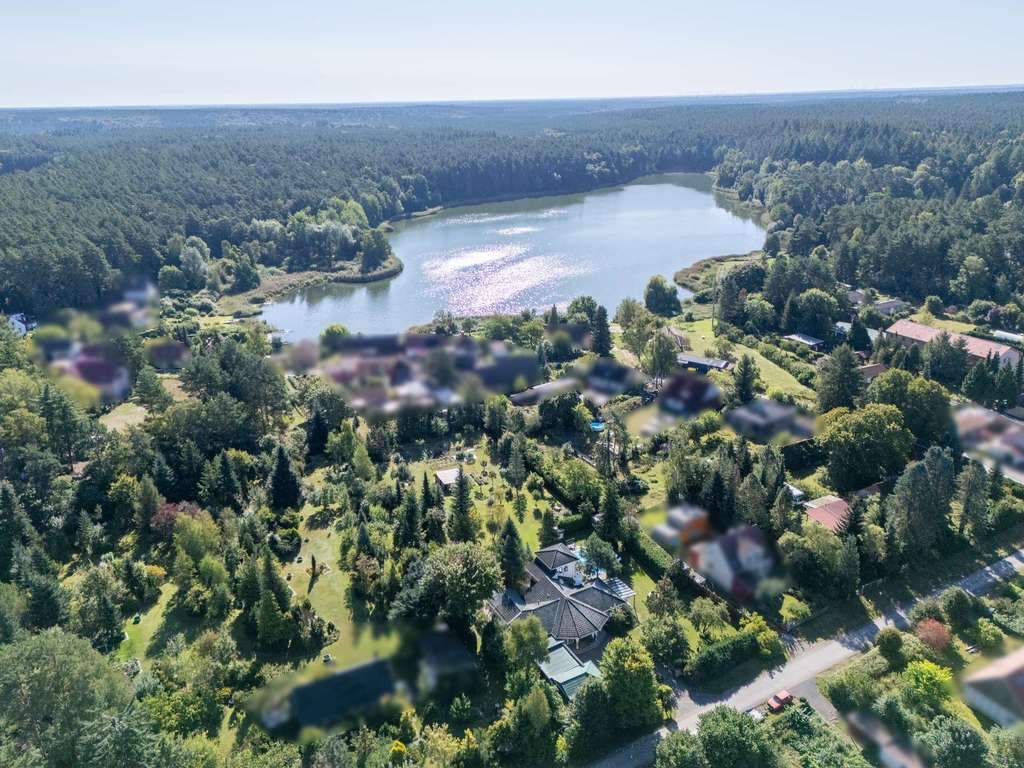 Immobilie in Großwoltersdorf - Mediterrane Villa in Seenähe - Stilvolles Wohnen auf großen Grundstück mit Pool - Bild 1