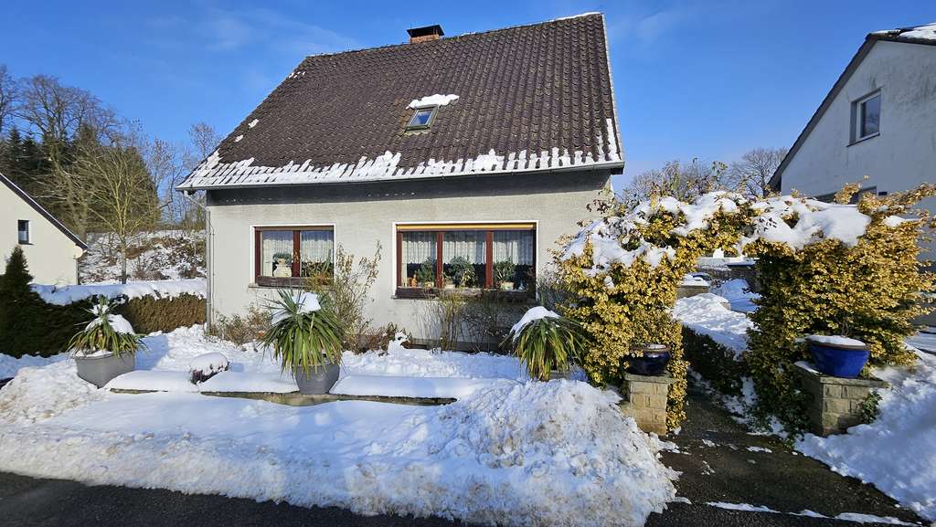 Immobilie in Barntrup - Nur für Kapitalanleger: EFH mit Wohnrecht zum abgezinsten Kaufpreis - Bild 1