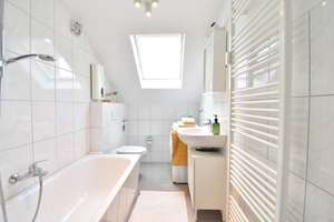 Ohligs, Nähe HBF, Altbau, DG, 63 m², 3 Zimmer, KDB, renoviert, EBK, teilmöbliert möglich. – Die vollständige Adresse der Immobilie erhältst du vom Anbieter., 42697 Ohligs/Aufderhöhe/Merscheid, Solingen – Vorschaubild 4