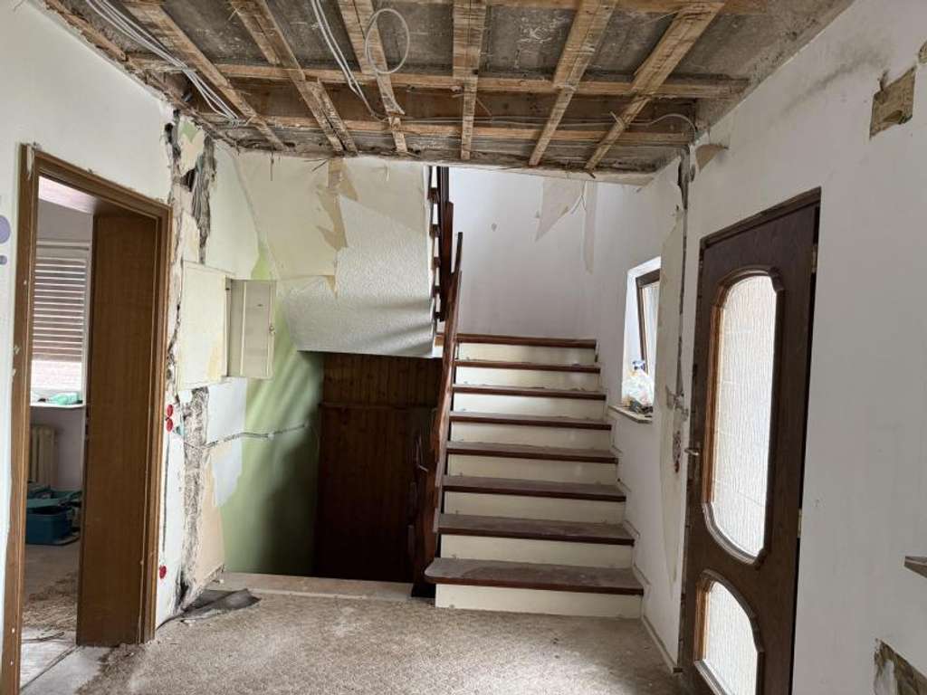 Immobilie in Esthal - Haus mit Nebengebäude - Bild 3