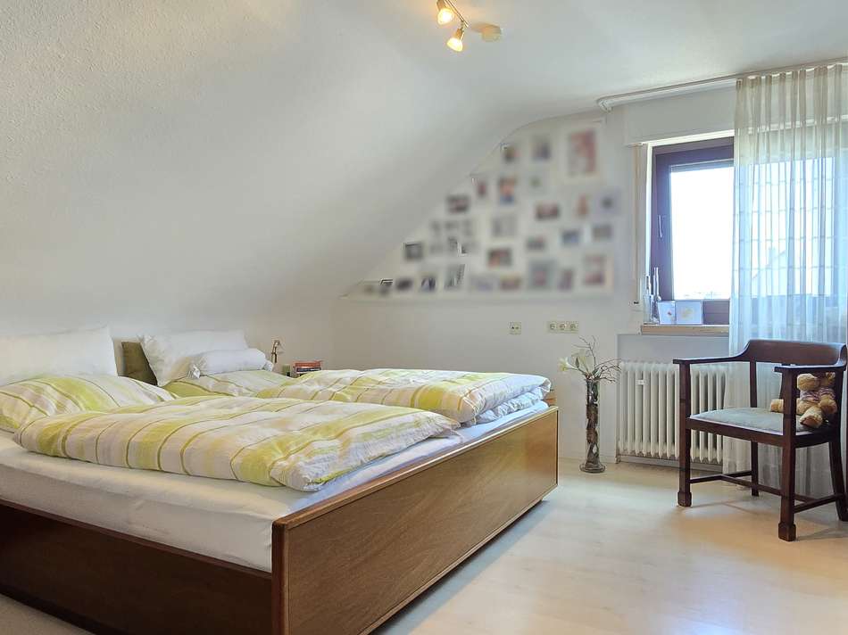 Großzügiges Schlafzimmer DG