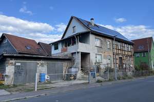 Großzügiges Einfamilienhaus mit Scheune, Doppelgarage und großem Garten –Platz für Familie und Natur – Die vollständige Adresse der Immobilie erhältst du vom Anbieter., 98646 Hildburghausen – Vorschaubild 1