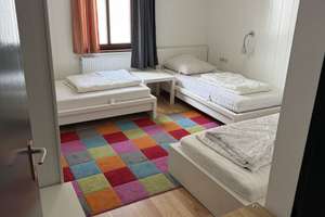 Möbliertes 3-Zimmer-Apartment für Firmen & Berufstätige – 5–6 Schlafplätze, 280 m zum Hauptbahnhof, 