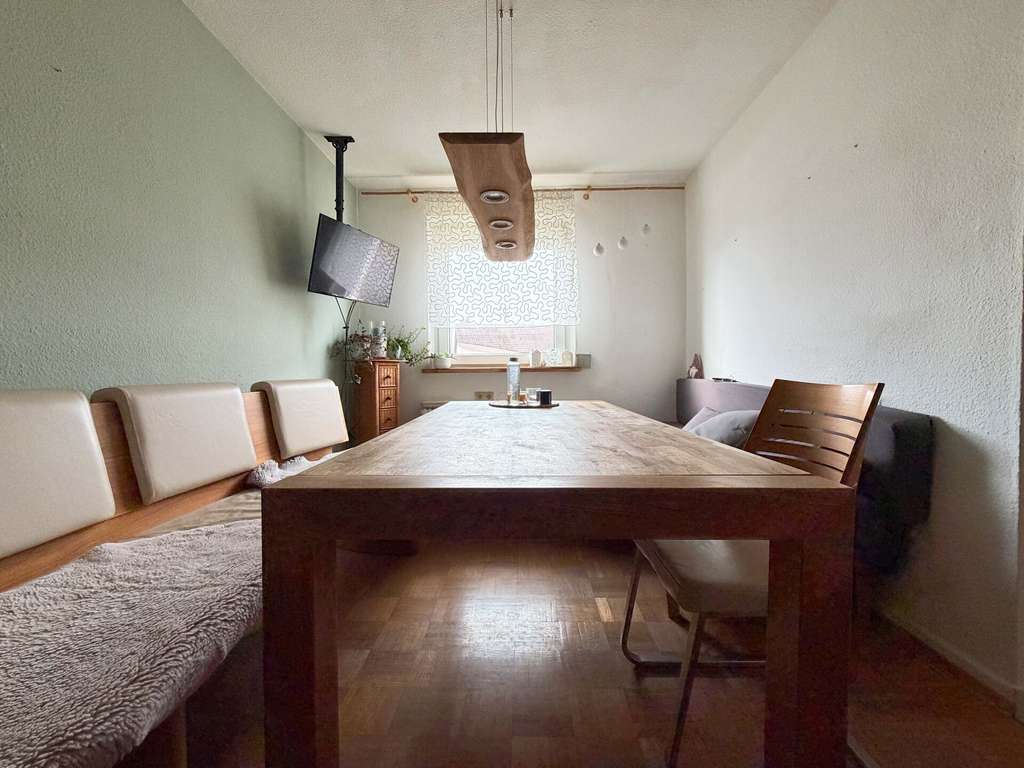 Immobilie in Rietheim-Weilheim - Familien-Zuhause. 7 Zimmer auf 136 m².
Toller Garten. Garage und 2 Stellplätze. 
Zum TOP-Preis ! - Bild 0