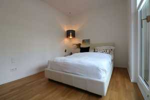 Stadt trifft Park I 2-Zimmer Wohnung mit Terrasse und Garten Süd-West-Ost Ausrichtung mit Weitblick! – Regensburg – Vorschaubild 3