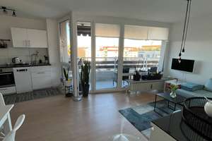 Helle, ruhige, renovierte 2-Zi.-Wohnung mit umlaufendem Balkon, Fernblick & Aufzug – Nähe Uni/Messe