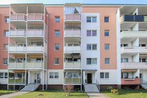 Großzügige 3-Zimmer-Wohnung 76m²  mit Balkon und zwei Bädern im 1.Obergeschoss – Die vollständige Adresse der Immobilie erhältst du vom Anbieter., 9123 Hutholz, Chemnitz – Vorschaubild 1