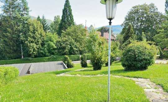 1-2 Familienhaus mit möglicher Erweiterung, schöner Gartenanlage und Garagen