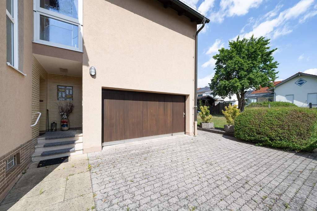 Immobilie in Taufkirchen - Großzügiges Zweifamilienhaus mit Potenzial in schöner Siedlungslage von Taufkirchen - Bild 2