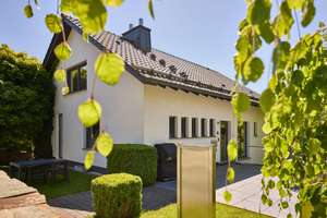 Gepflegtes Zweifamilienhaus mit großem Grundstück und moderner Ausstattung in Meschede-Wehrstapel – Die vollständige Adresse der Immobilie erhältst du vom Anbieter., 59872 Meschede – Vorschaubild 1