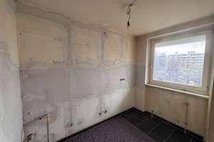 Frisch renoviert in Freimann: Helle 1-Zimmer-Wohnung mit Balkon und Einbauküche – Burmesterstr. 8, 80939 Freimann, München – Vorschaubild 2