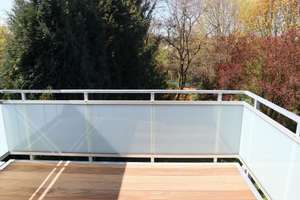 Schöne, helle, modernisierte Wohnung im Dachgeschoss = 2.OG mit Balkon.