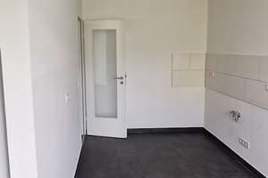 3 Zimmer mit Balkon direkt am Einkaufszentrum !!