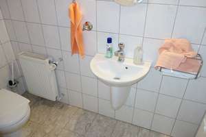 EINFAMILIEN-REIHENMITTELHAUS PARKETT 4 ZIMMER MOD. BÄDER+G-WC GARTEN TERRASSE GARAGE IN HASSELS – Oberheider Straße 35, 40599 Hassels, Düsseldorf – Vorschaubild 7