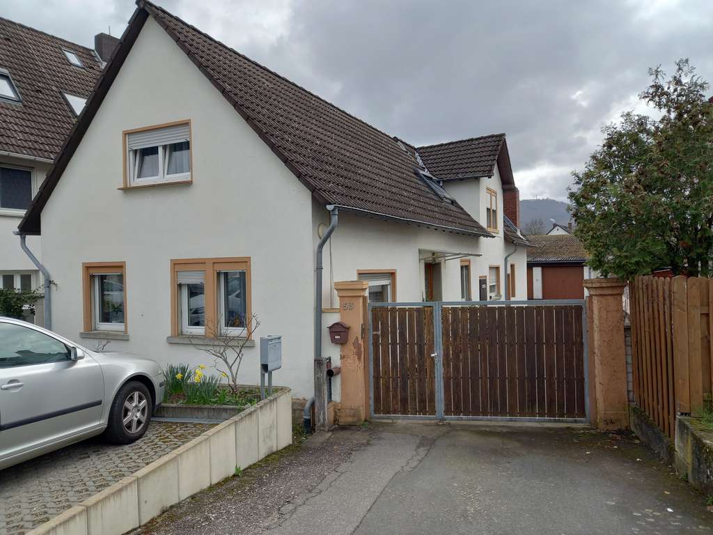 Immobilie in Bickenbach - Zweifamilienhaus in Bickenbach mit Renovierungsbedarf - Bild 0