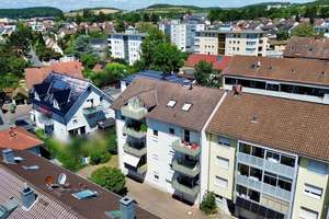 Wohnen mit Weitblick – gepflegte Dachgeschosswohnung mit Balkon, Stellplatz & niedrigem Hausgeld – Die vollständige Adresse der Immobilie erhältst du vom Anbieter., 97828 Marktheidenfeld – Vorschaubild 2