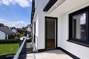 NEUBAU-WOHNKOMFORT: Hochwertig ausgestattete 3-Zi.-Wohnung mit Süd-Loggia + Balkon in schönster Lage – Kranichweg 33, 81827 Waldtrudering, München – Vorschaubild 2