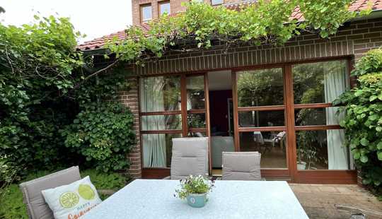 Bild von Ein Hingucker! Besondere DHH im gehobenen Landhausstil über 3 Etg. mit 2 Terrassen, Garage + Carport