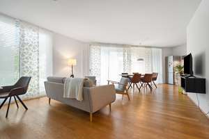 LUXUS AM VILLENGARTEN: Exklusive 2-Zimmer-Wohnung in begehrter Lage zu vermieten.