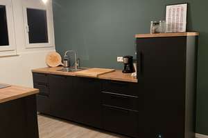 Modernisierte Dachgeschosswohnung mit zwei Zimmern sowie Balkon und Einbauküche