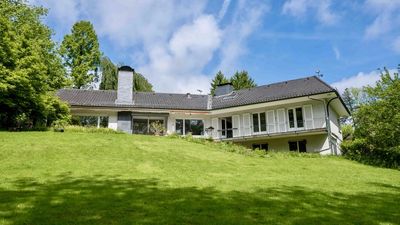 Ankommen. Natur atmen. Ruhe genießen. Zuhause sein. Exklusive Villa am Waldrand in begehrter Lage.