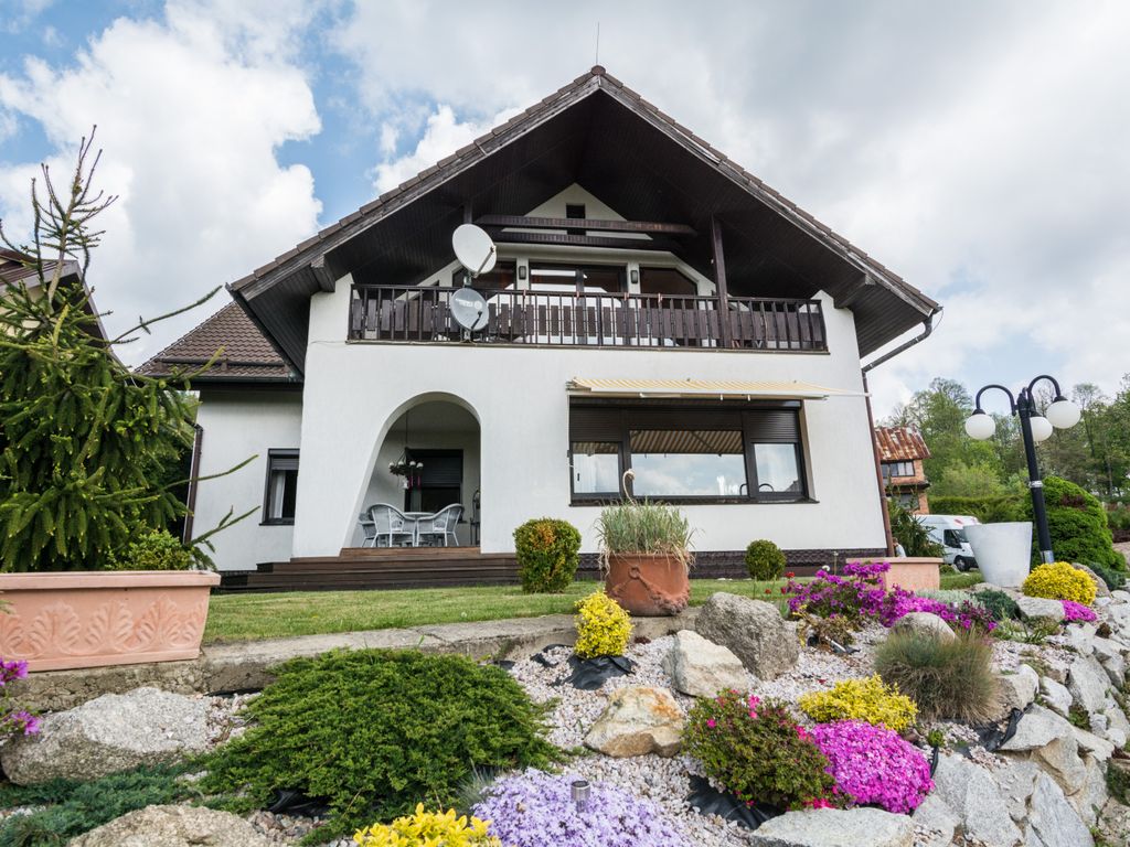 Großes, freistehendes Einfamilienhaus mit großem Garten