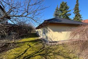 Idyllische Lage in Potsdam-Groß Glienicke: 4-Zimmer-Bungalow mit pflegeleichtem Grundstück – Die vollständige Adresse der Immobilie erhältst du vom Anbieter., 14476 Groß Glienicke, Potsdam – Vorschaubild 2