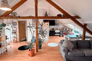 Schöne Dachgeschosswohnung im Altbau – Loggia, Tageslichtbad, 3 ZKB