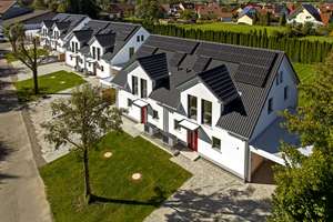 Top moderne, neue Doppelhaushälfte KFW40 inkl. Garten, Carport, Geräteraum und 2 Stellplätze – Zum Moos 7, 87772 Pfaffenhausen – Vorschaubild 1