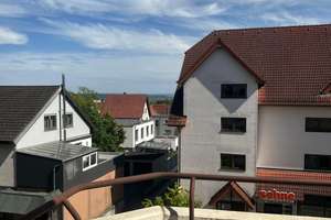 Wohnen auf zwei Ebenen: 2-Zimmer-Maisonette mit Balkon & TG-Box zum attraktiven Kaufpreis! – Öschelbronner Straße 6, 71126 Gäufelden – Vorschaubild 2