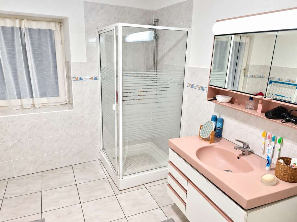 Dusche und Handtuchheizkörper
