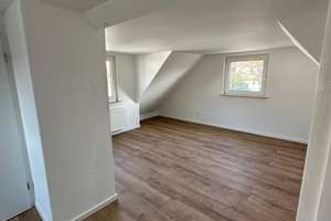 Frisch sanierte 4,5 - Zimmer Maisonette Wohnung in 2-Familienhaus in zentraler Lage mit EBK